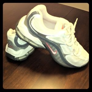 Nike REAX. Size 5 youth, or 6.5 in women.